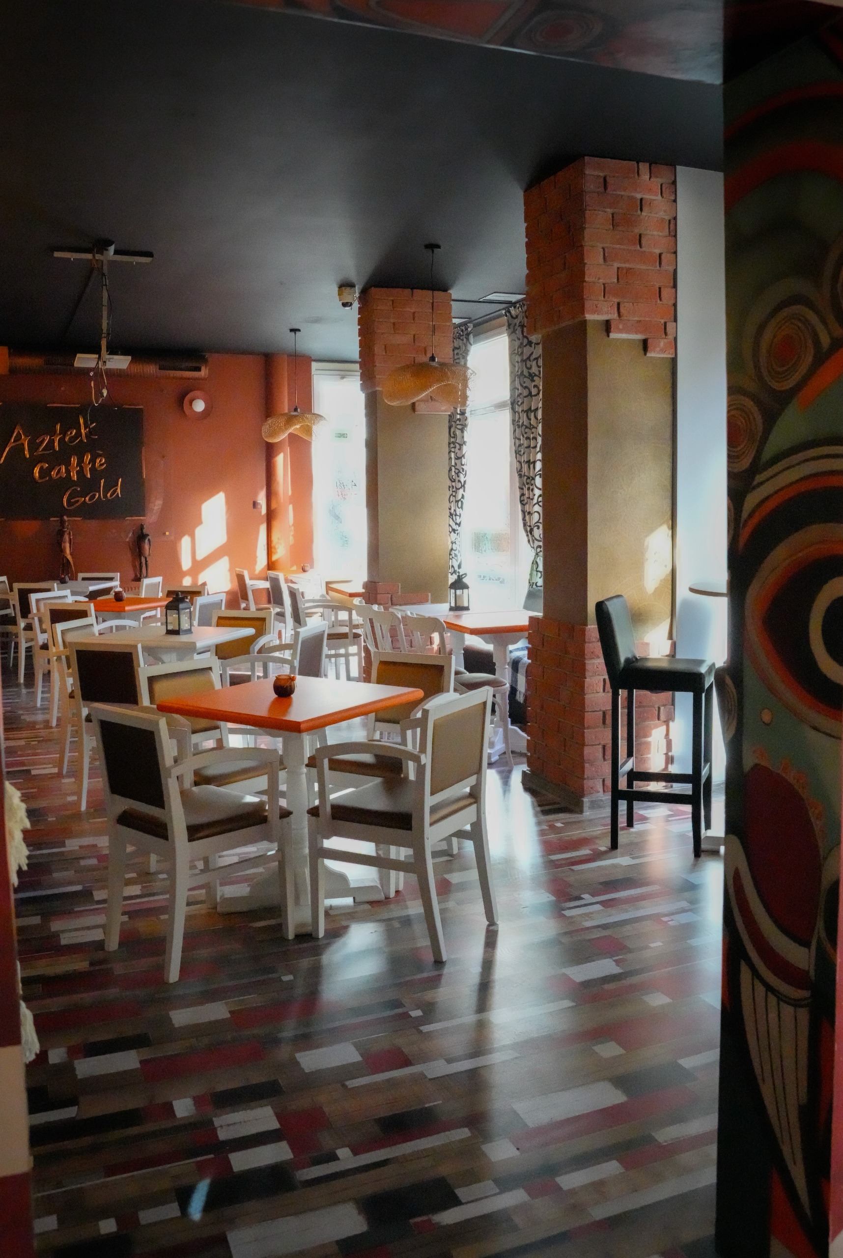 Aztek Caffe ziua — cafenea cu lumina naturala, Petroșani