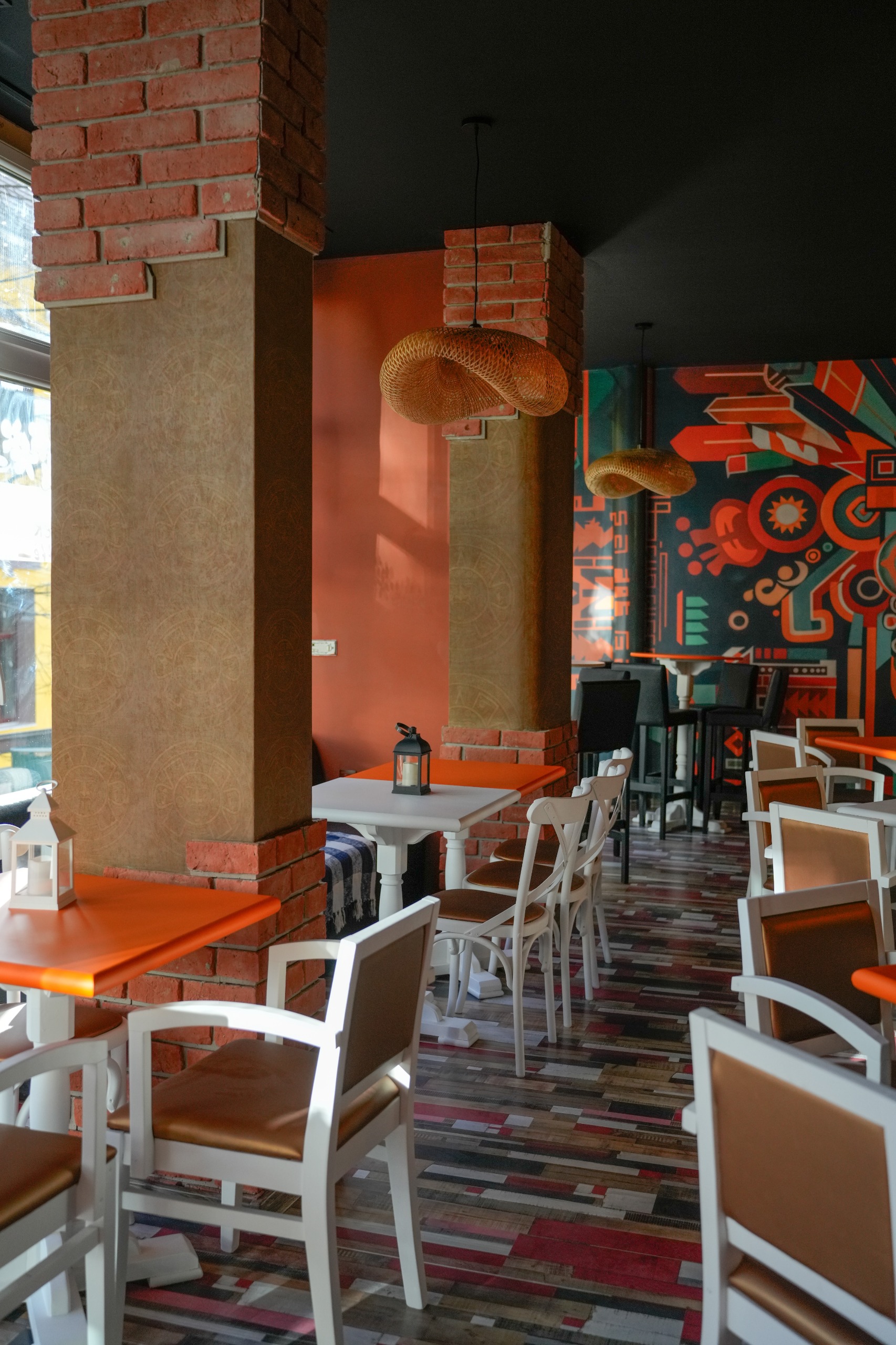 Detaliu interior Aztek Caffe Petrosani