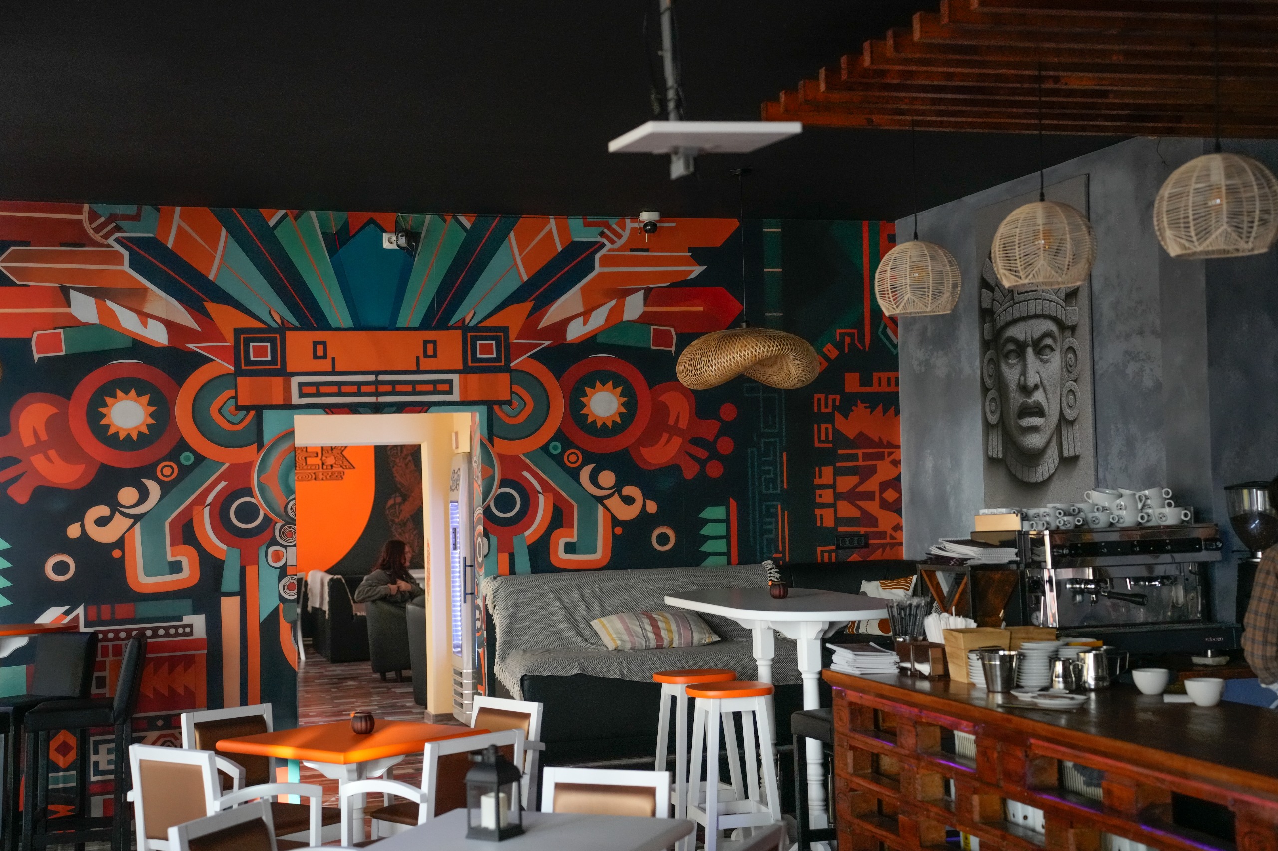 Lumini si atmosfera Aztek Caffe Petrosani